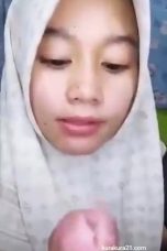 ABG Jilbab Putih SMA Ngentot Crot Di Mulut – Mana Ekspresimu Sayang!!