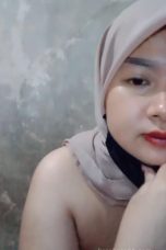 Jilbab Toge Memek Tembem Ngentot Crot Di Perut – Pelan-pelan Yang!! 25 Menit